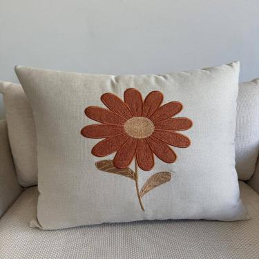 Imagem de Almofada Bordada Margarida com Enchimento Cru
