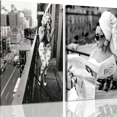 Imagem de Moda vintage feminista decoração de parede arte de parede em tela preta e branca pôsteres estéticos fumando senhora sentada em um banheiro pôster de dedo médio decoração de quarto de menina