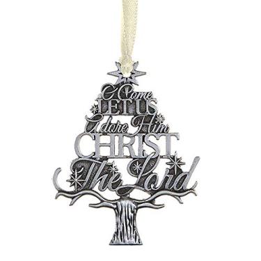 Imagem de Enfeite de Natal gravado em metal prateado em forma de árvore para pendurar lê o venha deixe-nos adorá-lo, Cristo, o Senhor, 7 cm
