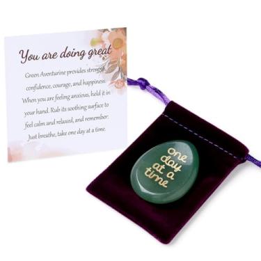 Imagem de ZHIYUXI One Day at A Time pedra verde aventurina preocupação polegar para ansiedade pensando em você presentes para mulheres pedras de preocupação inspiradoras para alívio do estresse You Got This
