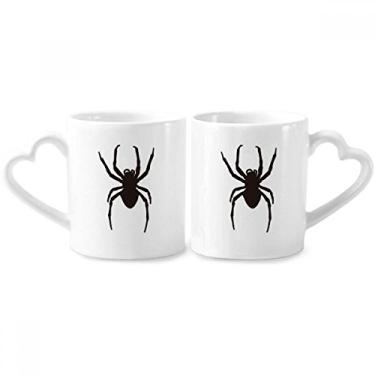 Imagem de Conjunto de canecas de porcelana de casal com ilustração de inseto e estampa preta de aranha e coração
