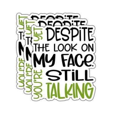 Imagem de (3 peças) Yet Despite The Look On My Face, You're Still Talking Adesivo Engraçado Citações Sarcásticas Frases Inspiradoras Decalque Vinil para Tumbler Laptop Kindle Garrafas de Água Tablet Livros