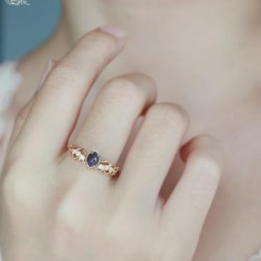 Imagem de Anel de labradorita estilo vintage, banhado a ouro, pedra roxa azul com detalhes em zircônia, ajustável