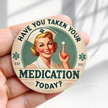 Imagem de Ímã de geladeira vintage medicação hoje enfermeira com design de pílula -5,8 cm adesivo de geladeira redondo acrílico decoração retrô presente tamanho perfeito para geladeira, armário ou qualquer