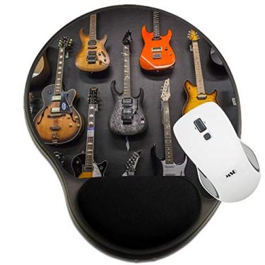 Imagem de MSD Mouse pads protegidos com descanso de pulso, tapete com suporte de pulso, guitarras em exibição, instrumentos musicais contra um preto