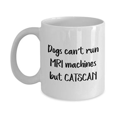 Imagem de Caneca de trocadilho médico – Dogs Can't Run MRI Machines But Catscan – Caneca de café de cacau quente divertido – Ideia de de Natal