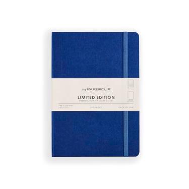 Imagem de myPAPERCLIP Caderno de xadrez A5 de edição limitada/grade quadrada | 192 páginas, 100 g/m2, capa macia, A5 (5,83 × 21 cm) | Postura plana | Marcador de página e fecho elástico | Mirtilo