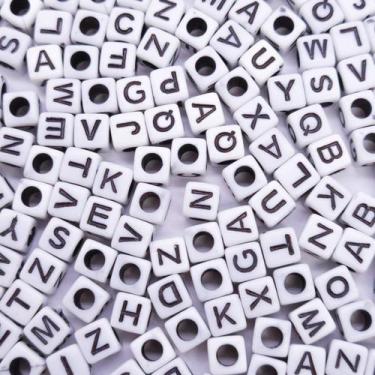 Imagem de Miçanga Passante Dado Alfabeto Plástico Branco Letra Preta 6mm 100pçs 