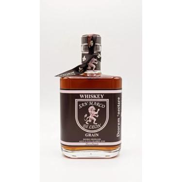 Imagem de GRAIN WHISKEY SAN MARCO DI LEON - ENVELHECIDO EM BARRIL DE CARVALHO TOSTA MÉDIA - DESTILAÇÃO DUPLA - ARTESANAL - SABOR SUAVE AMADEIRADO - NOTAS DE BAUNILHA, NOZ PECÃ E MEL - 700 ml 40% vol.