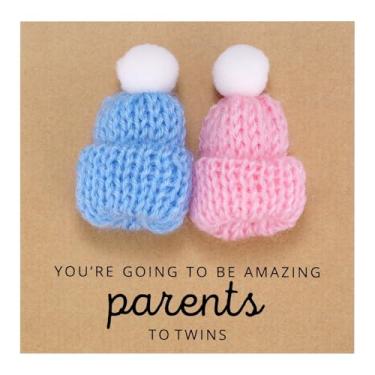 Imagem de Ukodnus Novo cartão de bebê para meninos e meninas gêmeos com chapéus de malha azul e rosa, cartão para novos pais para gêmeos, gravidez e chá de bebê para mãe e pai, presente de bebê gêmeo