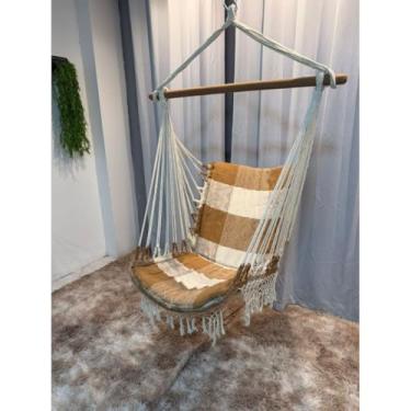 Imagem de cadeiras e balanços suspensos fixados no teto(CARAMELO/CRU)