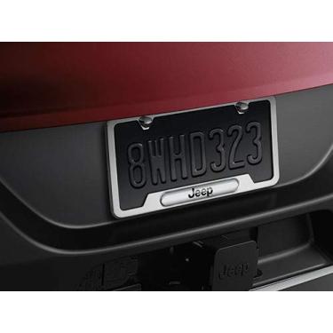 Imagem de Mopar 82213251AB Moldura para placa de licença, polido brilhante, dois orifícios superiores, logotipo da marca Jeep. Serve para todos os veículos Jeep