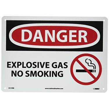 Imagem de NMC Placa D519RB OSHA, Legend "Danger - Explosive Gas NO Smoking" com gráfico, 35,5 cm de comprimento x 25,4 cm de altura, plástico rígido, preto/vermelho no branco