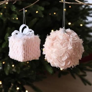 Imagem de Enfeites de pendurar para árvore de Natal, pacote com 2 enfeites de bola de Natal felpudos, enfeites de Natal, caixa de presente para pendurar, decoração de árvore de Natal (rosa)