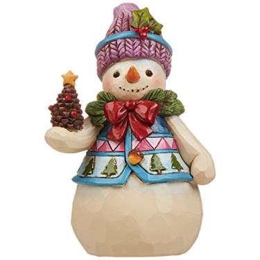 Imagem de Boneco de neve Jim Shore Heartwood Creek com pedra de pininha, estatueta de resina, 12 cm