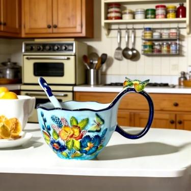 Imagem de Tigela de sopa segura para micro-ondas de 440 ml com alça de laço, caneca decorativa de flores de amor em relevo pintada à mão com alça grande, tigela de sopa de cerâmica com conjunto de colheres para