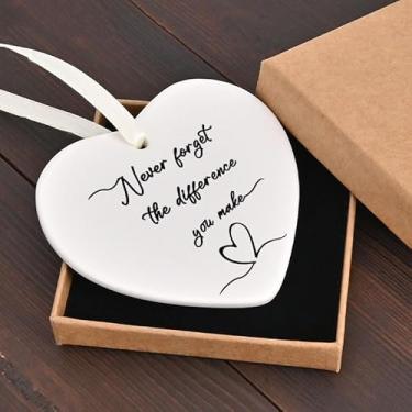 Imagem de Never Forget The Difference You Make Flat Ceramic Heart-Shaped Hanging Ornamento Presente de Apreciação para Amigos, Família, Professores e Colegas, Pingente Lembrança para Decoração de Porta de