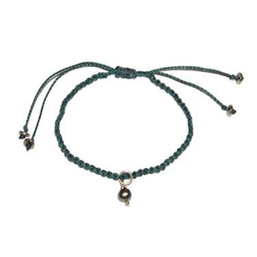 Imagem de Pulseira Love de macramê em fio verde escuro com pingente de pérola nacarada e detalhes dourados