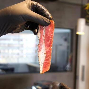 Imagem de Jais Handmade Pastrami Black Angus Artesanal, Carne Bovina Defumada Premium, Fatiado, 100g, Preparado Sous-Vide por 48 Horas, Temperado com Alho e Pimentas