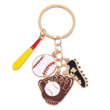 Imagem de Conjunto de chaveiros com tema esportivo, luva de bastão de beisebol e