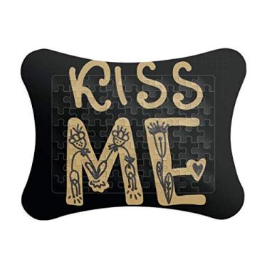Imagem de Kiss Me Moldura dourada com citação de escrita à mão, jogo de quebra-cabeça de papel para casa