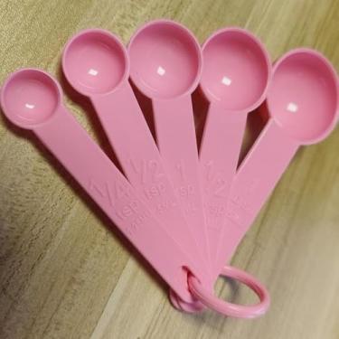 Imagem de 5 colheres de medição de plástico rosa com escala para café, leite em pó e porções de ingredientes de cozimento