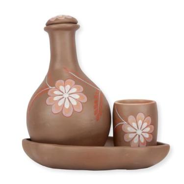Imagem de Vale do Jequitinhonha Moringa Artesanal em Cerâmica Marron Claro com Flores Pintadas à Mão, Conjunto com Copo e Aparador, 850ml, (D464)