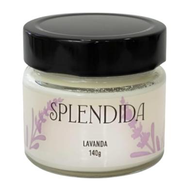 Imagem de Splendida, Vela Aromática de Lavanda, Blend de Ceras Vegetais, 140g, Vidro Decorativo, Fragrância Relaxante e delicada para Ambientes. Uma Experiência olfativa que eleva seus sentidos.