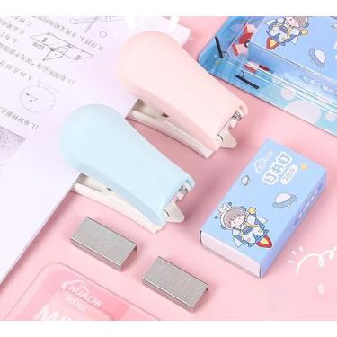 Imagem de O conjunto de mini grampeador com grampeador rosa inclui dois pequenos grampeadores, um removedor de grampeadores, 2000 grampos padrão - grampeadores fofos para mesa com base antiderrapante