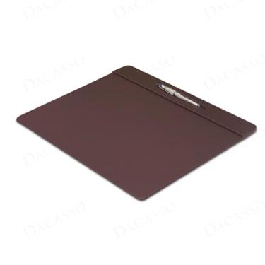 Imagem de Dacasso Bloco de conferência de couro marrom chocolate de 43 x 35,5 cm com caneta – Mata-borrão de mesa de couro luxuoso para escrever – Protetor de superfície de mesa executivo acolchoado
