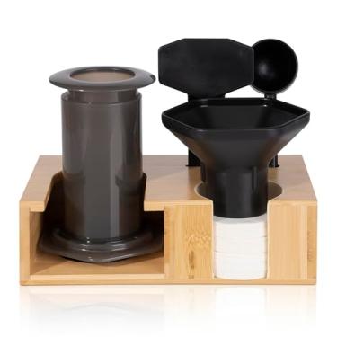Imagem de RECAPS Suporte organizador de armazenamento compacto de bambu compatível com cafeteira AeroPress Original/transparente, suporte de café resistente a derramamentos com almofadas antiderrapantes e