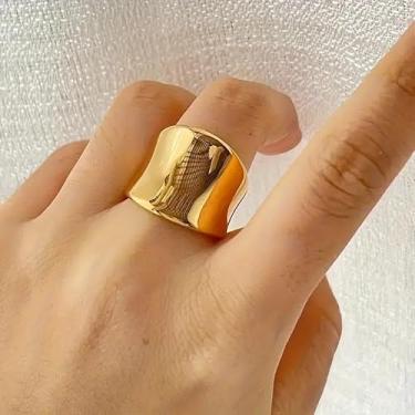 Imagem de Anel irregular minimalista polido em tom de metal banhado a ouro 18K design criativo feminino texturizado
