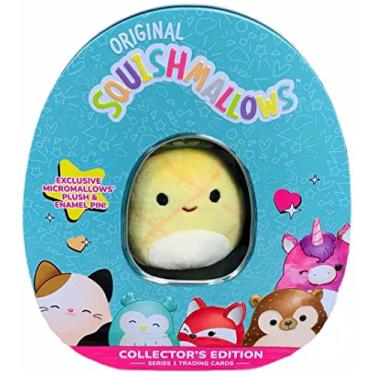 Imagem de Squishmallow s Conjunto de estanho oficial do colecionador Kellytoy com pino exclusivo de micromallow e cads comerciais Escolha o seu ou colecione todos (Maui The Abeapple)