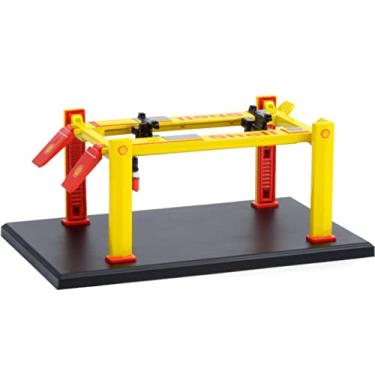 Imagem de Adjustable Four-Post Lift Shell Oil Yellow Four-Post Lifts Series 1 1/64 Diecast Model by Greenlight 16100 C