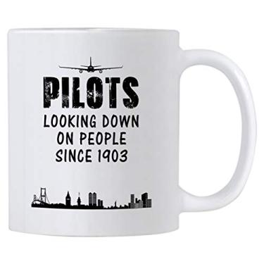 Imagem de Casitika Presentes de Piloto de Avião. Caneca engraçada de cerâmica branca de 325 ml para pilotos que procuram pessoas desde 1903. Ótima ideia de presente para seu chefe masculino/feminino.