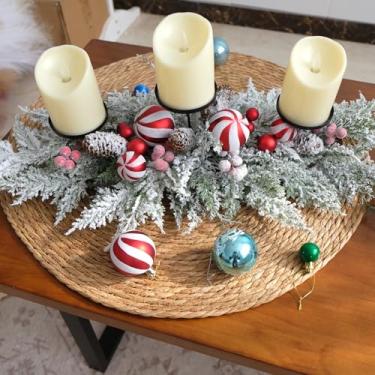Imagem de Egolot Suporte de vela de Natal de 71 cm com bolas vermelhas brancas de Natal e frutas vermelhas para centros de mesa, centros de mesa de centro de mesa de jantar, suporte de vela de 3 bandejas