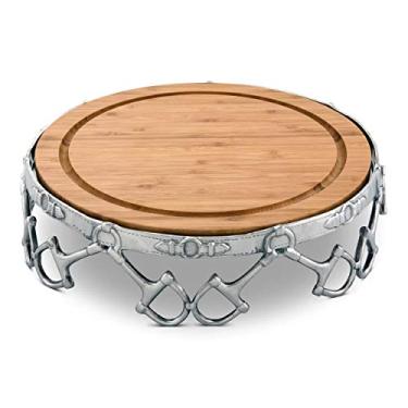 Imagem de Anel em D de liga de alumínio da Arthur Court com padrão de fermentação e suporte de bolo com placa de acácia removível; 33 cm de diâmetro