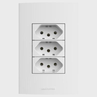 Imagem de Conjunto 1 Placa 4x2 com 3 Tomadas 2P + T 10A Inova Pro Alumbra