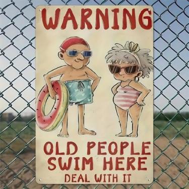 Imagem de Placa Warning Old People Swim Here Arte de parede de alumínio rústico e placa de metal - 20,3 x 30,48 cm vintage decoração interna e externa para casa, escritório, café, quintal e fazenda de jardim