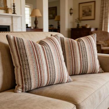 Imagem de Qupace Conjunto de 2 capas de almofada listradas de chenille 45,7 x 45,7 cm, fronhas quadradas espessas de tecido, capas decorativas para sofá, sala de estar, quarto, varanda, chão (branca)