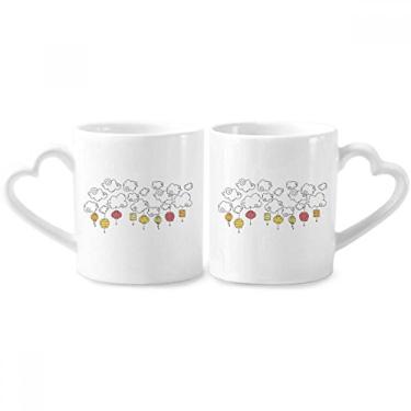 Imagem de Conjunto de canecas de porcelana para casais, estampa de lanterna de nuvem de desenho colorido com alça de coração