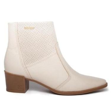 Imagem de Bota Feminina Pegada Cano Curto em Couro com Bico Fino Creme-Feminino