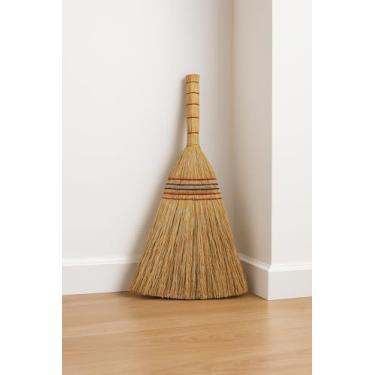 Imagem de B Unique Vassoura de milho leve – Vassoura de palha natural de 75 cm com alça reforçada – Vassoura para uso interno/externo resistente para casa, garagem, pátio, pisos de madeira e cantos apertados