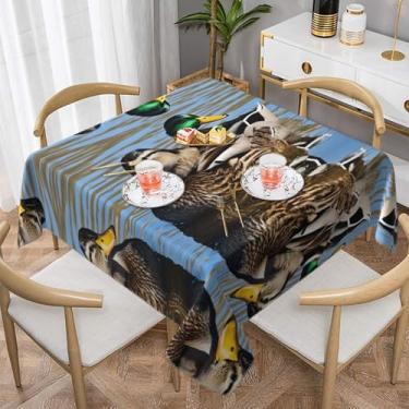 Imagem de Zeraoke Pato Mallard - Toalha de mesa quadrada de Natal 137 x 139 cm, poliéster xadrez vermelho e verde para jantares e festas de fim de ano, rugas para proprietários e anfitriões