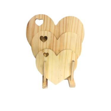Imagem de Kit Trio de Tábuas com Coração Vazado e Suporte de Madeira Organizador Decorativo e Funcional para Cozinha (KIT TRIO DE TÁBUAS + SUPORTE)