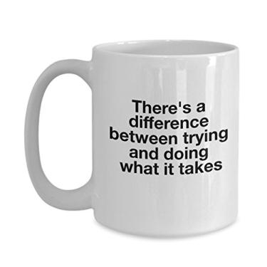 Imagem de Caneca com citações motivacionais - There's A Difference Between Trying And Doing What It Takes - Xícara de café para homens e mulheres - Empresa motivadora de exercícios de fitness