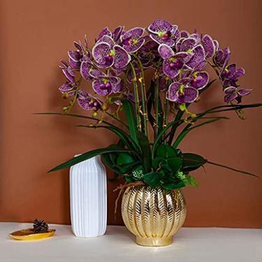 Imagem de LMJYU Conjunto de flores artificiais, orquídeas Phalaenopsis, arranjo de flores artificiais em vaso dourado, decoração de mesa de jantar de festa de casamento