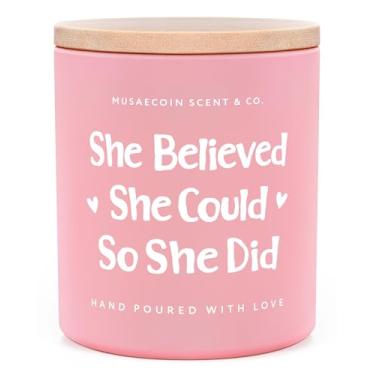 Imagem de Musaecoin Presentes de formatura para ela, She Believed She Could So She Did 283,5 g, presentes de felicitações/promoção/incentivo para mulheres, vela de formatura de parabéns positivos, perfumada de