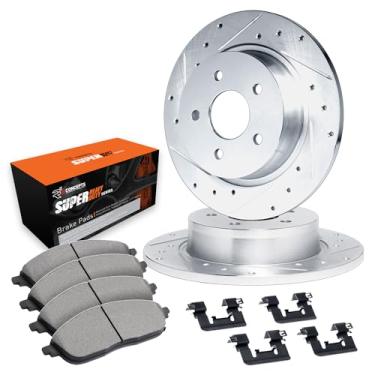 Imagem de R1 Concepts Rotores de freio traseiros da série eLine prata perfurada e ranhurada com ótimas pastilhas OEp e kit de ferragens compatíveis com Lincoln Town Car 2003-2011