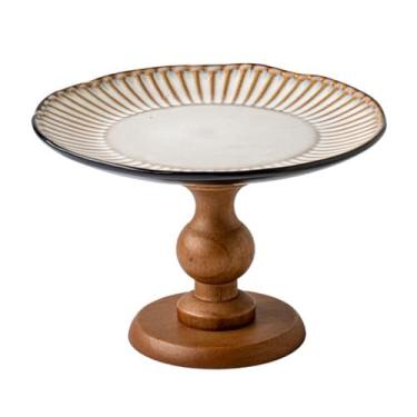 Imagem de Fruteira Fruteira com pedestal de cerâmica canelada e base de madeira, estilo rústico-chique, ideal para servir sobremesas e como peça central de mesa. Decoração de mesa